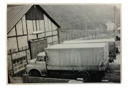 Produktionshalle der Firma Lehnert mit MAN-LKW, ca. in den 1950er-Jahren